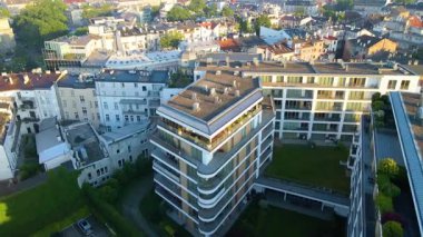 Krakow, şehrin yukarıdan görünüşü Polonya 'da, caddede, şehir merkezinde insansız hava aracı var.