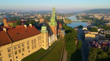 Krakow, şehrin yukarıdan görünüşü Polonya 'da, caddede, şehir merkezinde insansız hava aracı var.