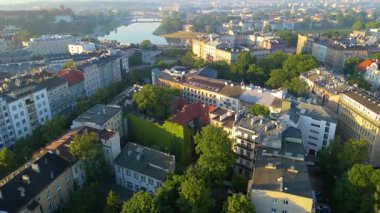 Krakow, şehrin yukarıdan görünüşü Polonya 'da, caddede, şehir merkezinde insansız hava aracı var.