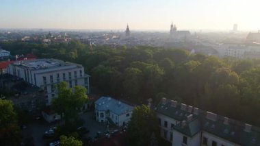 Krakow, şehrin yukarıdan görünüşü Polonya 'da, caddede, şehir merkezinde insansız hava aracı var.
