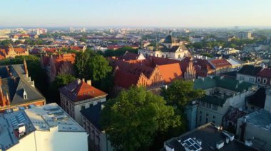 Krakow, şehrin yukarıdan görünüşü Polonya 'da, caddede, şehir merkezinde insansız hava aracı var.
