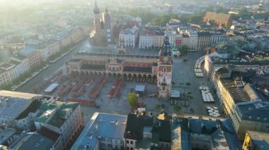Krakow, şehrin yukarıdan görünüşü Polonya 'da, caddede, şehir merkezinde insansız hava aracı var.