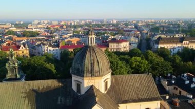 Krakow, şehrin yukarıdan görünüşü Polonya 'da, caddede, şehir merkezinde insansız hava aracı var.