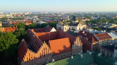 Krakow, şehrin yukarıdan görünüşü Polonya 'da, caddede, şehir merkezinde insansız hava aracı var.