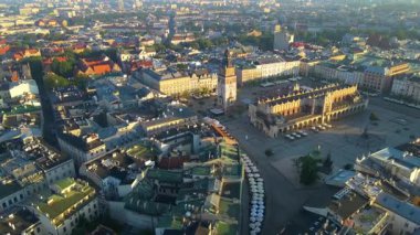 Krakow, şehrin yukarıdan görünüşü Polonya 'da, caddede, şehir merkezinde insansız hava aracı var.