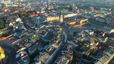 Krakow, şehrin yukarıdan görünüşü Polonya 'da, caddede, şehir merkezinde insansız hava aracı var.