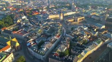 Krakow, şehrin yukarıdan görünüşü Polonya 'da, caddede, şehir merkezinde insansız hava aracı var.