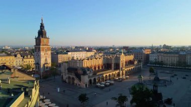 Krakow, şehrin yukarıdan görünüşü Polonya 'da, caddede, şehir merkezinde insansız hava aracı var.