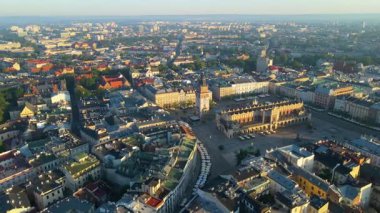 Krakow, şehrin yukarıdan görünüşü Polonya 'da, caddede, şehir merkezinde insansız hava aracı var.