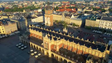 Krakow, şehrin yukarıdan görünüşü Polonya 'da, caddede, şehir merkezinde insansız hava aracı var.