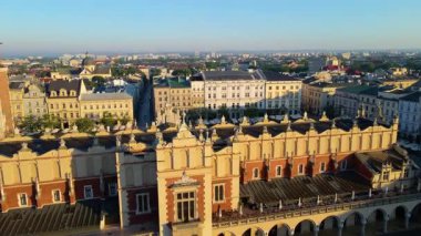 Krakow, şehrin yukarıdan görünüşü Polonya 'da, caddede, şehir merkezinde insansız hava aracı var.