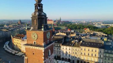 Krakow, şehrin yukarıdan görünüşü Polonya 'da, caddede, şehir merkezinde insansız hava aracı var.