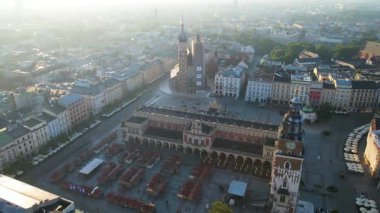Krakow, şehrin yukarıdan görünüşü Polonya 'da, caddede, şehir merkezinde insansız hava aracı var.