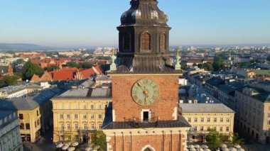 Krakow, şehrin yukarıdan görünüşü Polonya 'da, caddede, şehir merkezinde insansız hava aracı var.