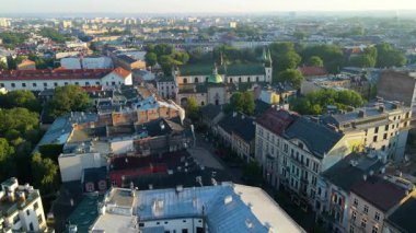 Krakow, şehrin yukarıdan görünüşü Polonya 'da, caddede, şehir merkezinde insansız hava aracı var.