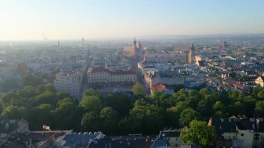 Krakow, şehrin yukarıdan görünüşü Polonya 'da, caddede, şehir merkezinde insansız hava aracı var.