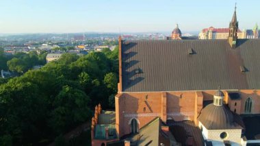 Krakow, şehrin yukarıdan görünüşü Polonya 'da, caddede, şehir merkezinde insansız hava aracı var.
