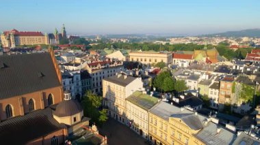 Krakow, şehrin yukarıdan görünüşü Polonya 'da, caddede, şehir merkezinde insansız hava aracı var.