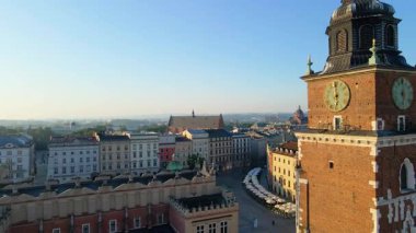 Krakow, şehrin yukarıdan görünüşü Polonya 'da, caddede, şehir merkezinde insansız hava aracı var.