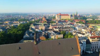 Krakow, şehrin yukarıdan görünüşü Polonya 'da, caddede, şehir merkezinde insansız hava aracı var.