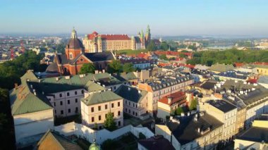 Krakow, şehrin yukarıdan görünüşü Polonya 'da, caddede, şehir merkezinde insansız hava aracı var.