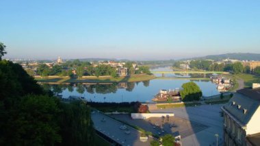 Krakow, şehrin yukarıdan görünüşü Polonya 'da, caddede, şehir merkezinde insansız hava aracı var.