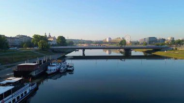 Krakow, şehrin yukarıdan görünüşü Polonya 'da, caddede, şehir merkezinde insansız hava aracı var.