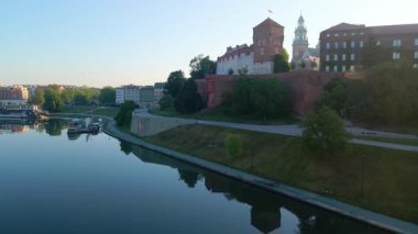 Krakow, şehrin yukarıdan görünüşü Polonya 'da, caddede, şehir merkezinde insansız hava aracı var.