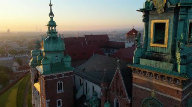Wawel Kalesi mimarisi Krakow Polonya insansız hava aracı manzaralı şehir