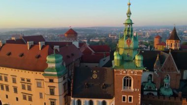 Wawel Kalesi mimarisi Krakow Polonya insansız hava aracı manzaralı şehir