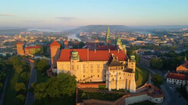 Wawel Kalesi mimarisi Krakow Polonya insansız hava aracı manzaralı şehir