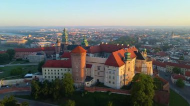 Wawel Kalesi mimarisi Krakow Polonya insansız hava aracı manzaralı şehir