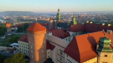 Wawel Kalesi mimarisi Krakow Polonya insansız hava aracı manzaralı şehir