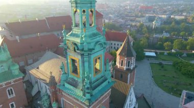 Wawel Kalesi mimarisi Krakow Polonya insansız hava aracı manzaralı şehir