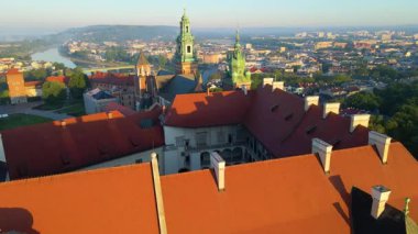 Wawel Kalesi mimarisi Krakow Polonya insansız hava aracı manzaralı şehir