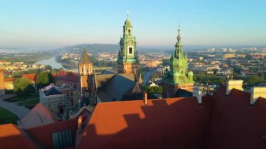 Wawel Kalesi mimarisi Krakow Polonya insansız hava aracı manzaralı şehir