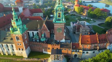 Wawel Kalesi mimarisi Krakow Polonya insansız hava aracı manzaralı şehir