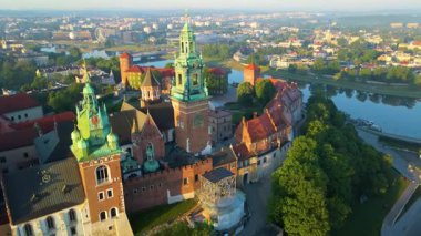 Wawel Kalesi mimarisi Krakow Polonya insansız hava aracı manzaralı şehir