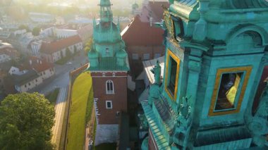 Wawel Kalesi mimarisi Krakow Polonya insansız hava aracı manzaralı şehir