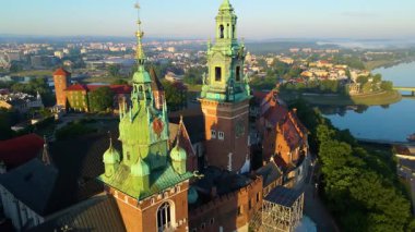 Wawel Kalesi mimarisi Krakow Polonya insansız hava aracı manzaralı şehir