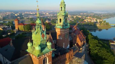 Wawel Kalesi mimarisi Krakow Polonya insansız hava aracı manzaralı şehir