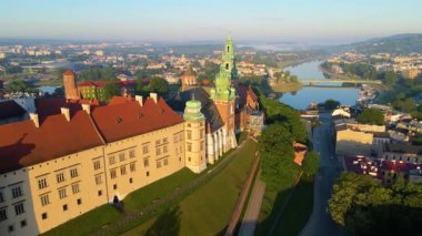 Wawel Kalesi mimarisi Krakow Polonya insansız hava aracı manzaralı şehir