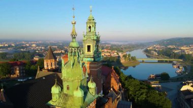 Wawel Kalesi mimarisi Krakow Polonya insansız hava aracı manzaralı şehir