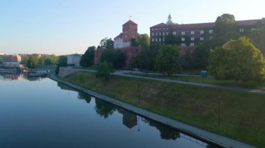Wawel Kalesi mimarisi Krakow Polonya insansız hava aracı manzaralı şehir