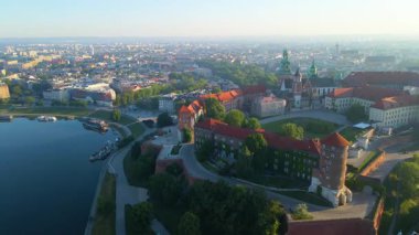 Wawel Kalesi mimarisi Krakow Polonya insansız hava aracı manzaralı şehir