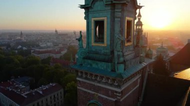 Wawel Kalesi mimarisi Krakow Polonya insansız hava aracı manzaralı şehir