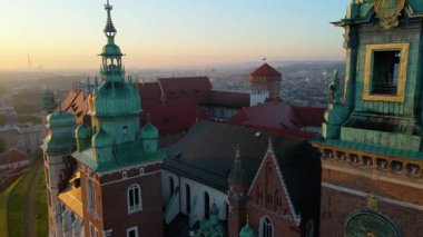 Wawel Kalesi mimarisi Krakow Polonya insansız hava aracı manzaralı şehir