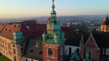 Wawel Kalesi mimari kompleksi soldaki Vistula Krakow Polonya insansız hava aracı manzaralı şehir