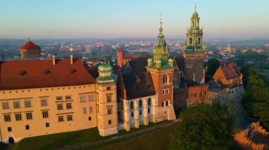 Wawel Kalesi mimari kompleksi soldaki Vistula Krakow Polonya insansız hava aracı manzaralı şehir