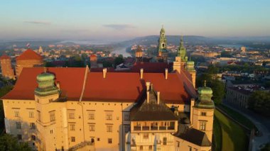 Wawel Kalesi mimari kompleksi soldaki Vistula Krakow Polonya insansız hava aracı manzaralı şehir